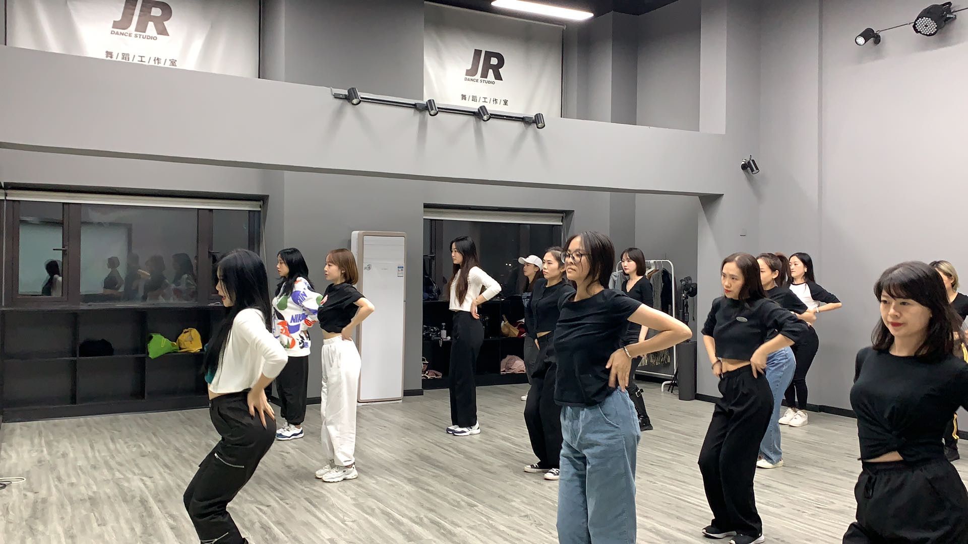 成都舞蹈工作室注册条件及流程(成都成人舞蹈工作室一般怎么收费)