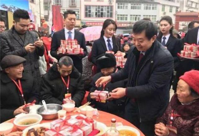 70块创业项目(男子靠全村凑70元创业，身家百亿后，给乡亲们包飞机发900万红包)