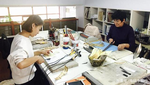 丽丽创业项目(90后美女放弃优渥工作回农村创业，用废材料作画轻松年入百万，你怎么看？)