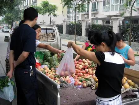 货车卖水果创业项目(在小县城花五六万块钱买小货车，流动摆摊卖水果，真的能赚到钱吗？)