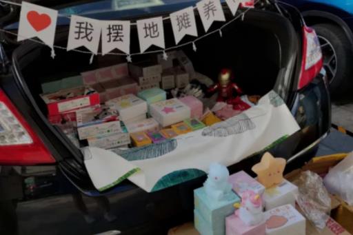 尾箱创业项目(失去36万年薪后，“90后”青年在车尾箱摆摊卖酒，真的可以月入过万吗？)