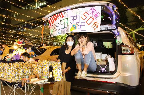 尾箱创业项目(失去36万年薪后，“90后”青年在车尾箱摆摊卖酒，真的可以月入过万吗？)