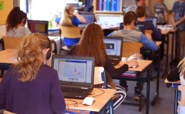 首批创业项目签约(50万元资助奖励五个最佳大学生创业项目)