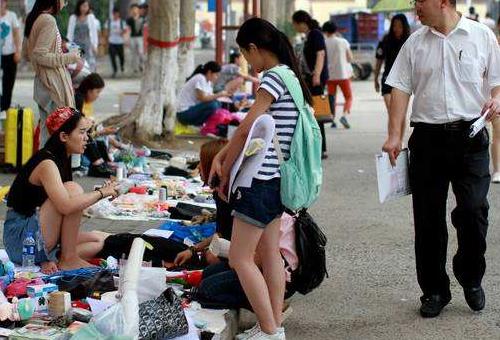 职业摆摊创业项目(50种地摊生意（50种地摊生意哪些更赚钱）)