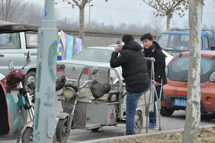 独臂少年创业项目(独臂独腿男子养120头羊，年入10万，该如何看待这样的人生呢？)