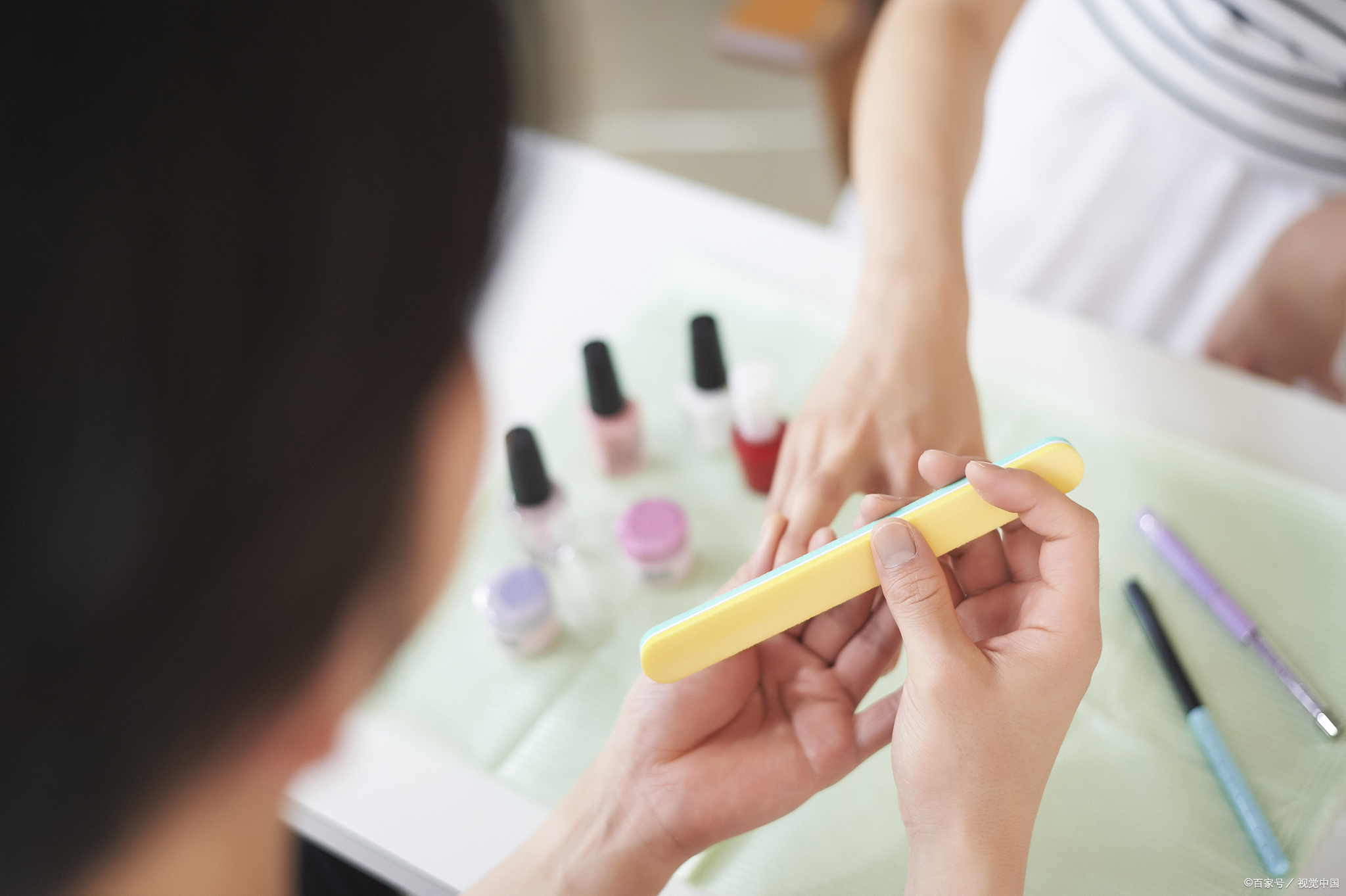 美甲店创业项目经费(想知道开不同档次的美甲店面需要多少钱呢？)